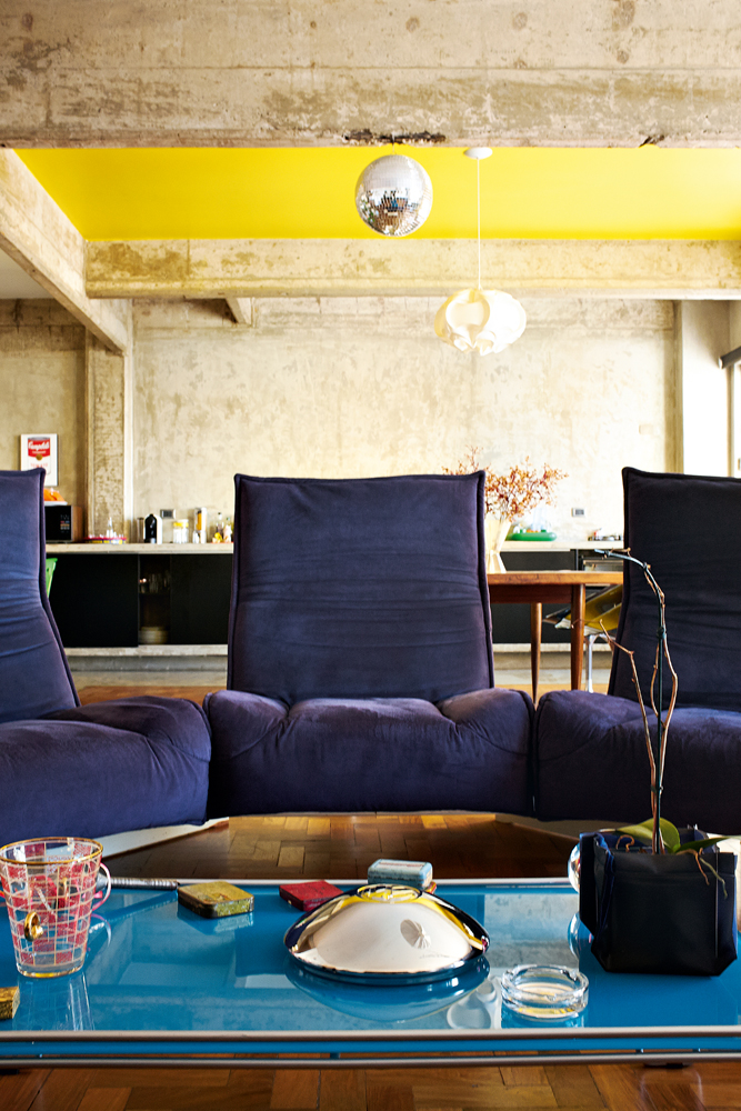 Estar: Na sala de estar, o sofá é do designer italiano Vico Magistretti, comprado na Desmobília. A mesa foi desenhada por Carol quando trabalhava na Tok & Stok
