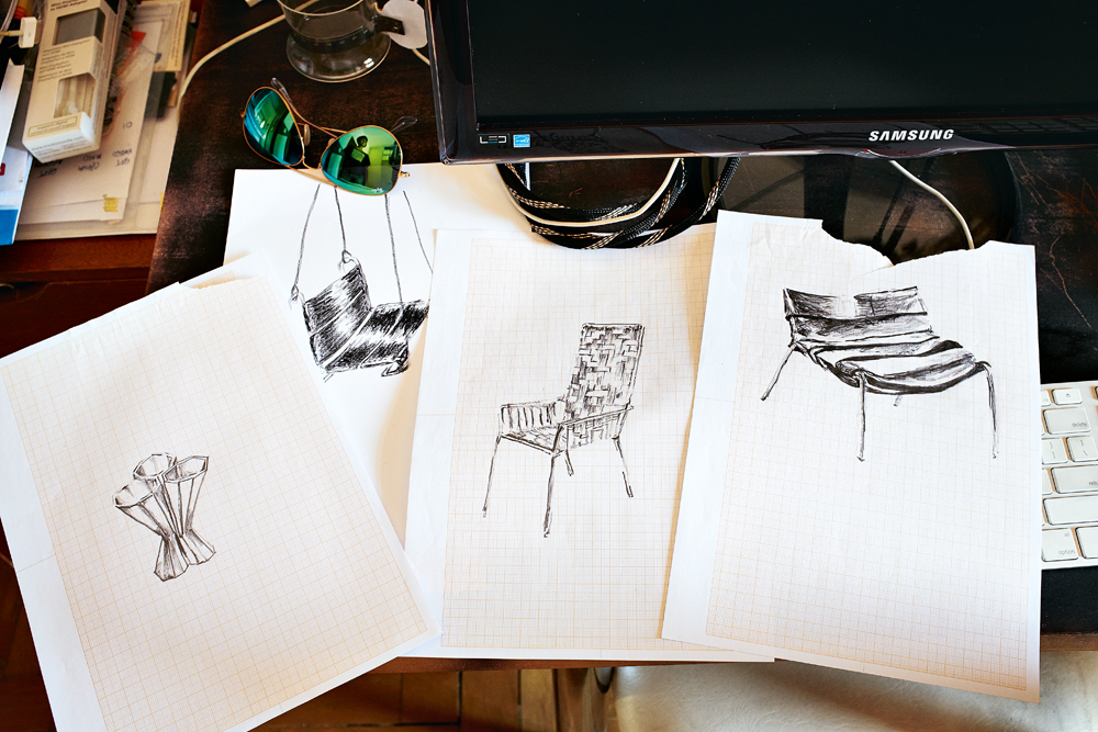 Home office: “Fiz estes desenhos de móveis que produzo, eles ficam na mesa que faço de escritório”