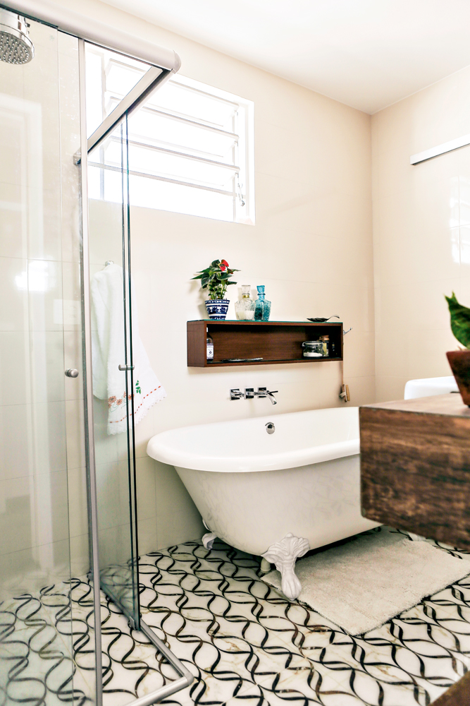 A banheira comprada em São Paulo “é a melhor aquisição”. O piso tem estampa digital