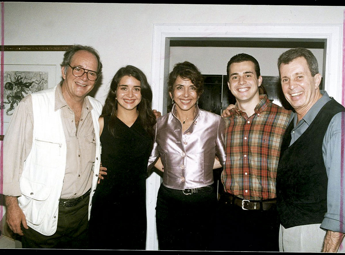 Betty entre seus dois ex-maridos, Claudio Marzo e Daniel Filho, e seus respectivos filhos, Alexandra e João