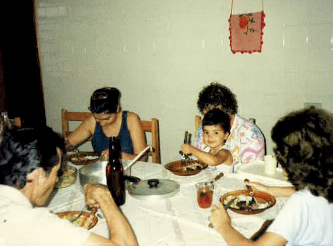 Tradicional almoço de domingo na casa da avó, em Pirassununga. Lola, no colo, tinha 1 ano. A tradiição se mantém firme e almoçamos sempre juntos.