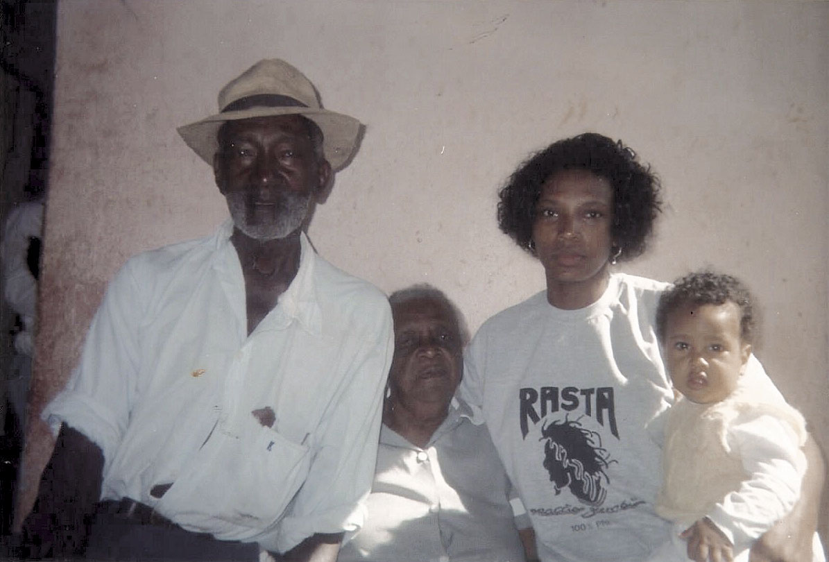 Com Jorge no colo e os bisavós dele em 1997