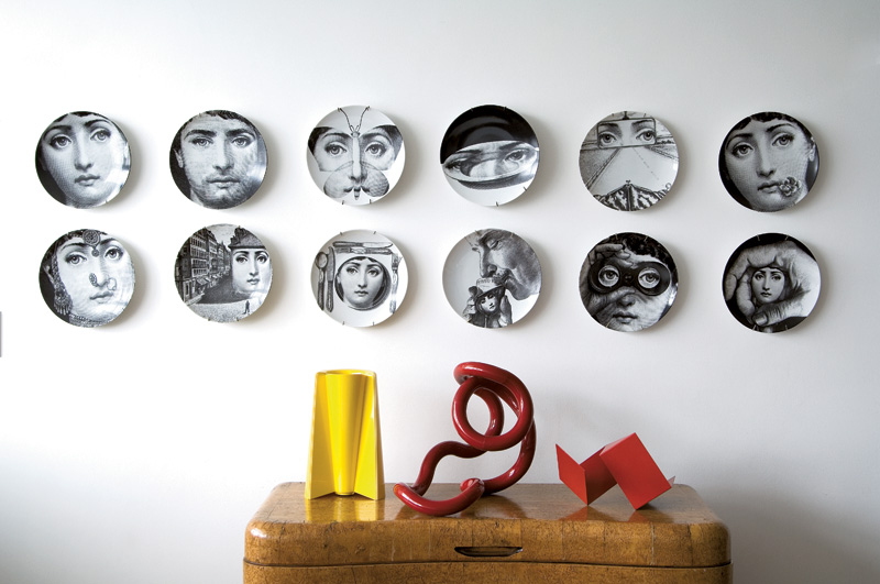Coleção de pratos de Fornasetti. E, da esquerda para direita, vaso de Enzo Mari, escultura Tangle, do eBay, e escultura de metal, de Franz Weissmann