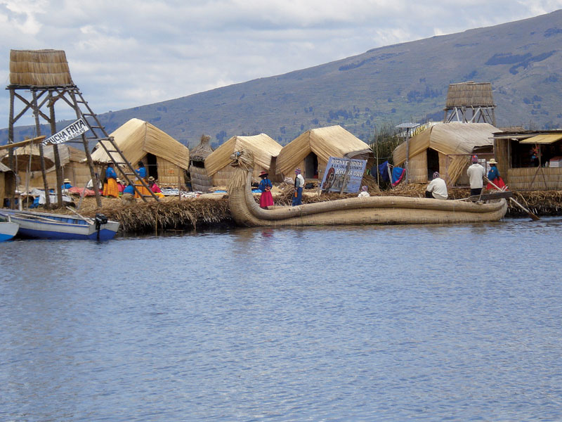 A caminho da Bolívia, vi as ilhas flutuantes no lago Titicaca, no Peru