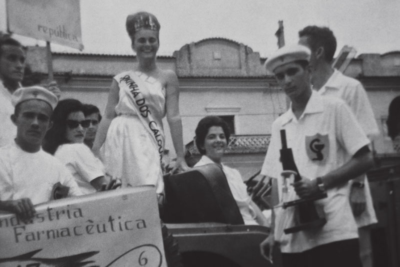 Maria da Penha, eleita a Rainha dos Calouros, ingressa no curso de farmácia e bioquímica, em 1962