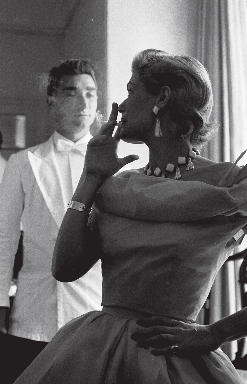 A atris grega Melina Mercouri em cena do filme Stella (1955). Fumante, morreu de câncer do pulmão