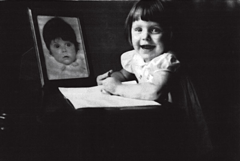 Adriana na foto e ao vivo: aos 3 anos, já se divertia com papel e lápis na mão, na casa da tia Dazinha,