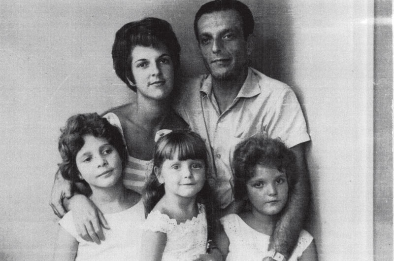 Entre as irmãs, Rosina e Patrícia, com a mãe e o pai, em 1963