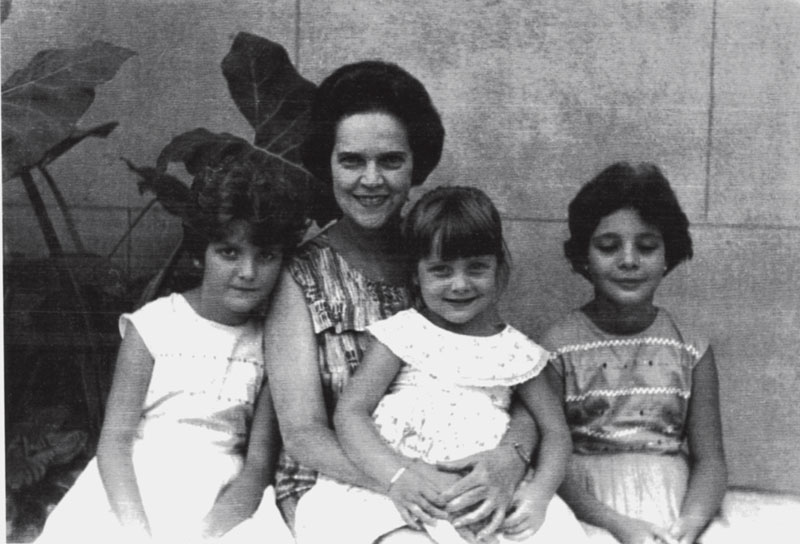 Com as irmãs, no colo de Dazinha, em 1975