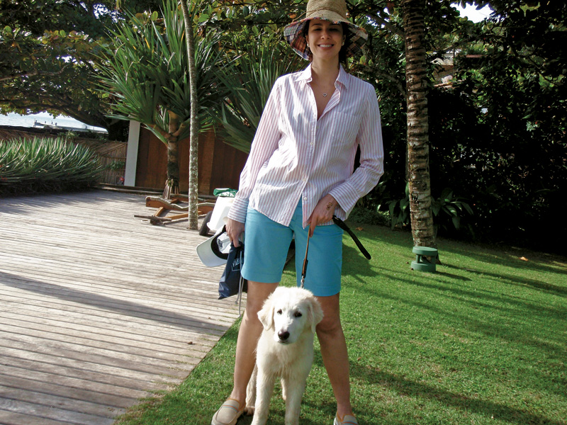 Com Mussolino, um de seus três cachorros, em Ilhabela (SP)