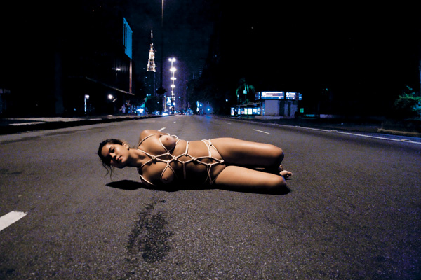 Deborah, amarrada no meio da avenida Paulista