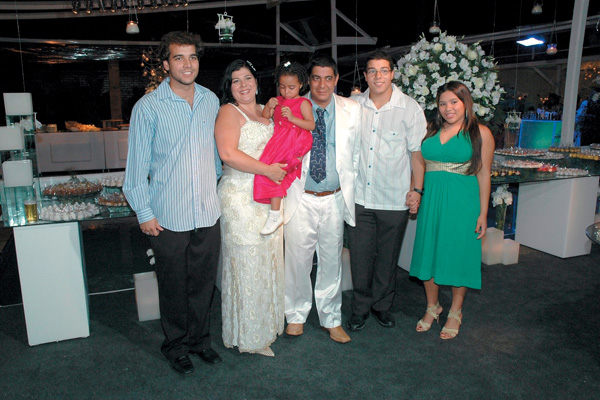 Na comemoração dos 20 anos de casamento: Da esq. para a dir., Eduardo, Mônica com a caçula, Maria Eduarda, no colo, Zeca, Louiz e Eliza