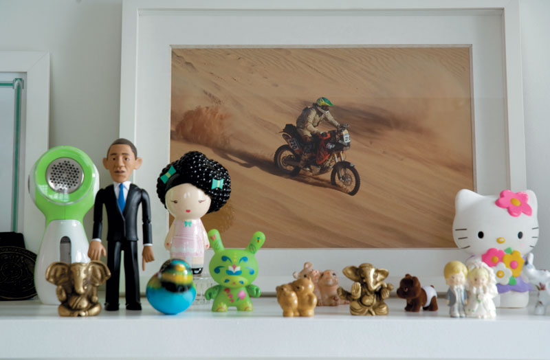 Foto de Bernardo voando no Paris-Dakar acompanhada de vários bonequinhos da coleção do casal