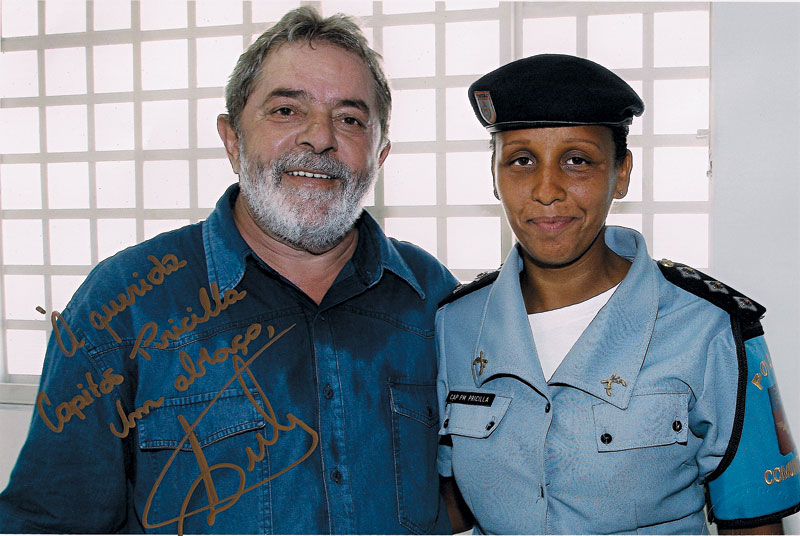 Com o presidente Lula, que esteve no morro em fevereiro e elogiou o fato de uma mulher negra comandar o policiamento na favela