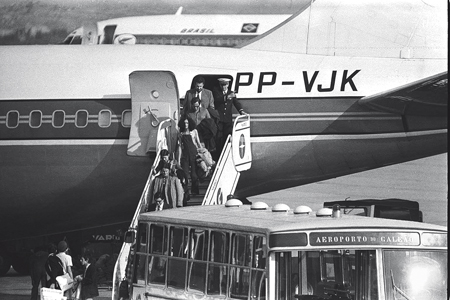 1972, desembarcando no aeroporto do Galeão, no Rio, depois de três anos de exílio em Londres