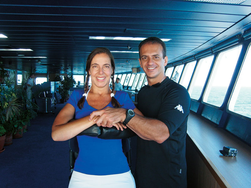 MAra de pé na cabine do navio num cruzeiro do Rio de Janeiro à Bahia, em 2008