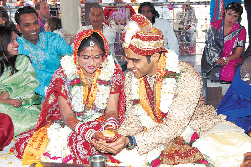 Sagar fez questão dos trajes típicos na cerimônia em Haridwar