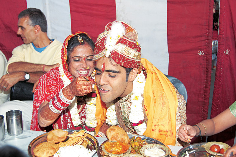 Gyaneshree demorou quatro horas para ter braços e mãos coloridos com hena, como manda a tradição