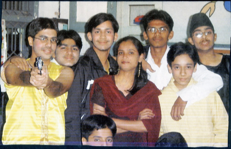 Gyaneshree na universidade de dança, na Índia: com os meninos da turma