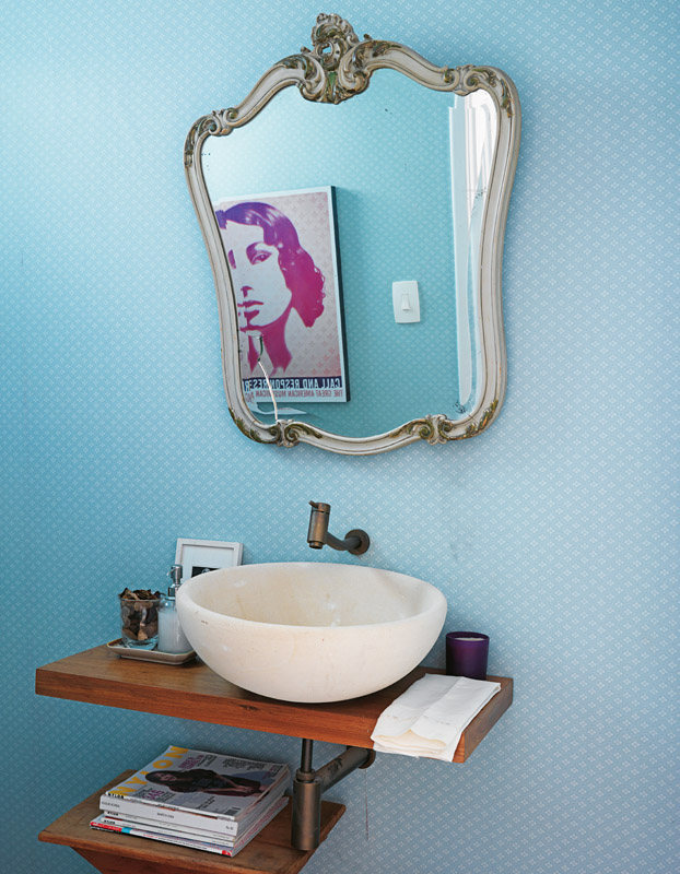 O espelho do lavabo fazia dupla com a mesinha lateral branca da avó de Camilla. O papel de parede é da Wallpaper, e a pia de limestone é da Ásia Pedras