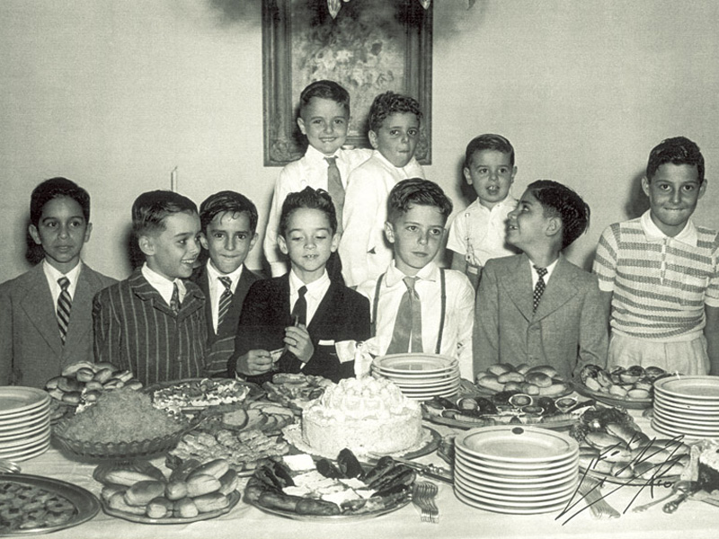 Horacinho (de terno preto, ao centro), o filho de dona Lily morto aos 26 anos num acidente de carro, em seu décimo aniversário