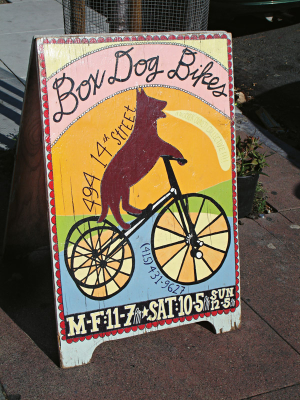 A placa da loja-oficina-clube Box Dog Bikes, onde você se filia e conserta sua bike