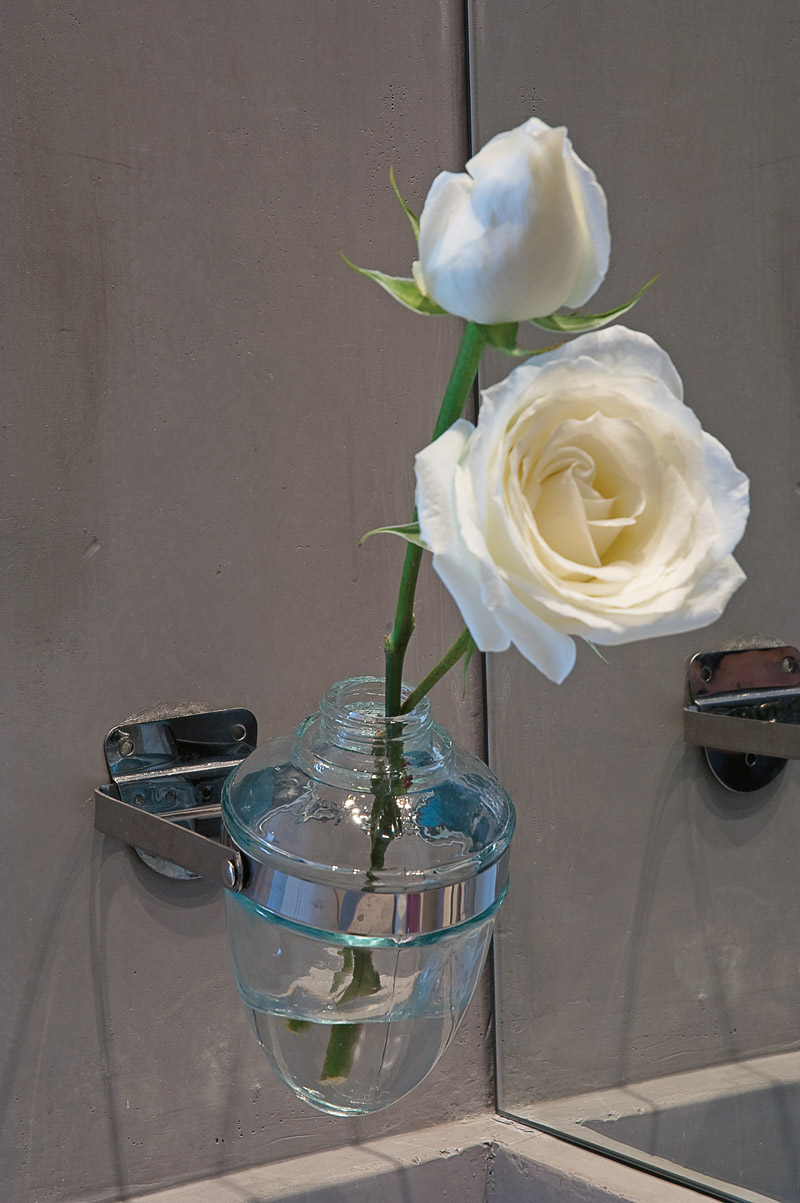 No lavabo, Lucila aplicou uma ideia que viu em um blog: transformou a saboneteira com cara de banheiro público em um fino vaso de flor