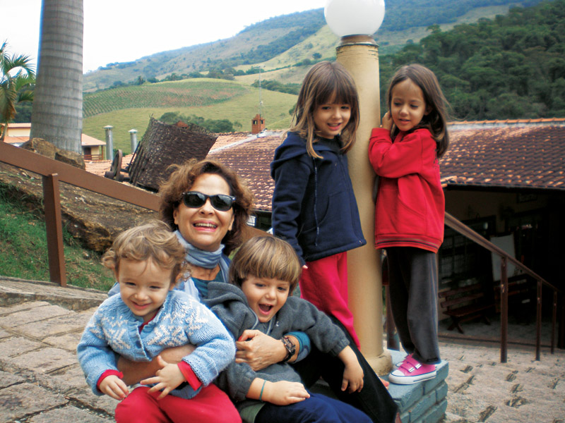 Tai e os netos Miranda, Capitu, Noah (de cabelo liso, filhos de Paula) e Antonio (de Luciano), em 2009