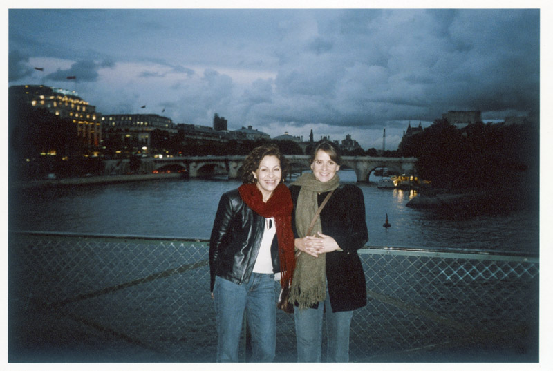 Com a filha Paula Prandini crescida, em Paris, 2004