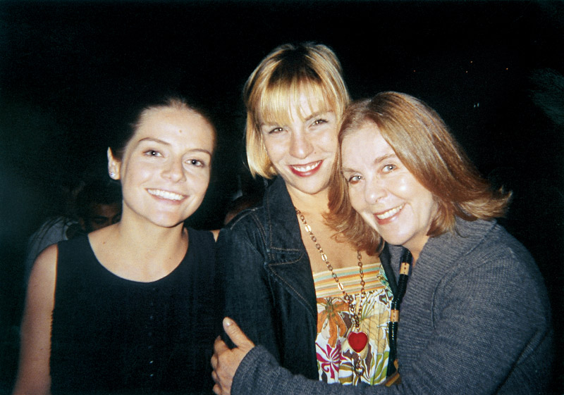 Com a mãe e a irmã, a atriz Ana Markun, filha do casamento de Dilea com o jornalista Paulo Markun
