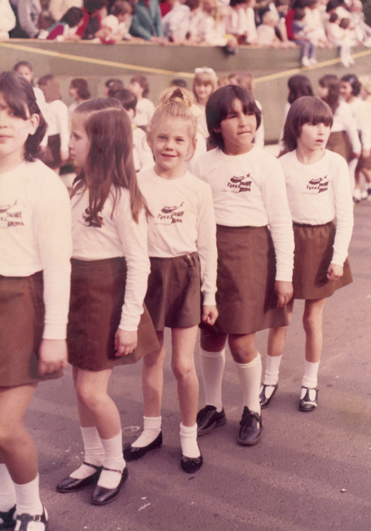 Aos 7 anos, de chuquinha no desfile da escola