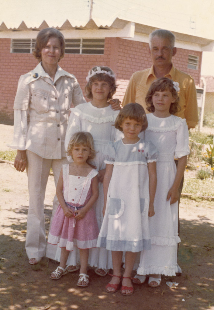 o quinteto Paz: a mãe, Iray, o pai, Oripe (hoje nome de rua na cidade), as irmãs, Adriane, Daniela, Silvana, e a caçula, também de rosa
