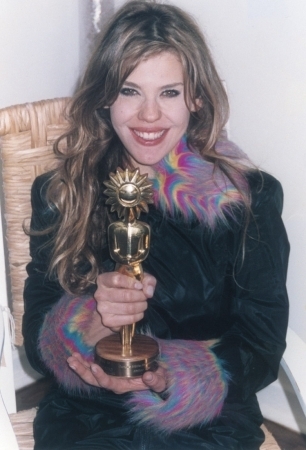 Ostentando o Kikito de ouro do Festival de Gramado pelo prêmio de melhor atriz no curta Produto Descartável, em 2003