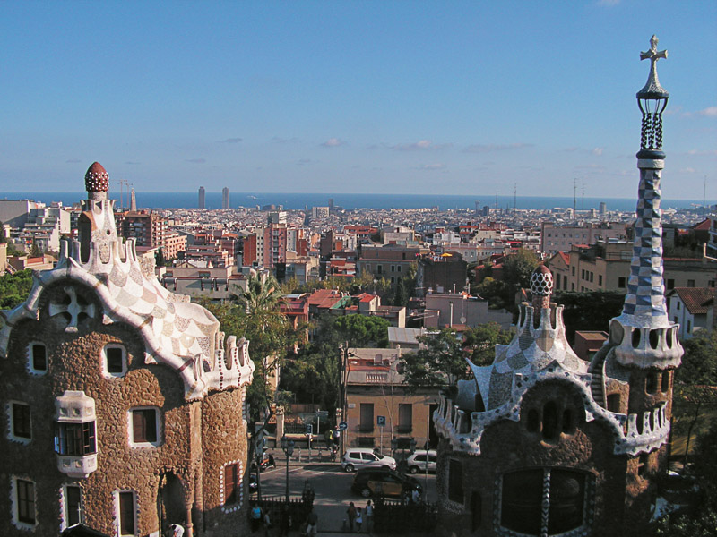 Barcelona emoldurada pela arquitetura do parque Güell. Ao longe, “las torres gemelas”