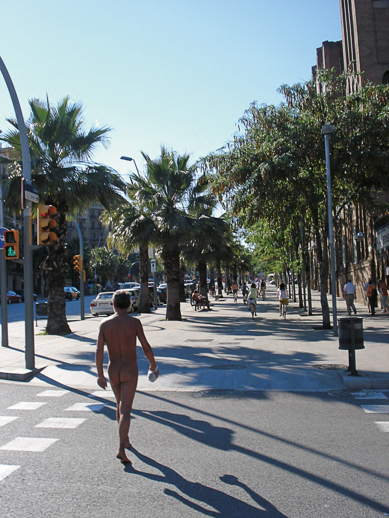 Homem que passeia nu pelas ruas