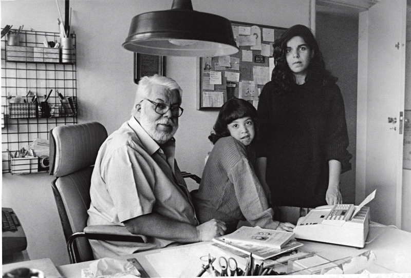 Com as filhas, Maria Carolina (em pé) e Júlia, em 1990, no primeiro apartamento do Leblon
