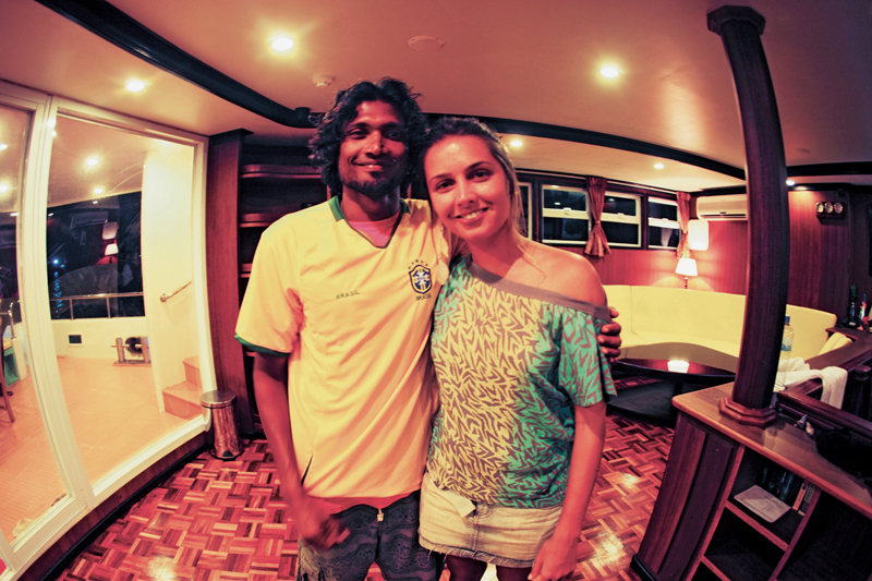 Manoela com Iboo, o “surf guide” mais disputado do barco
