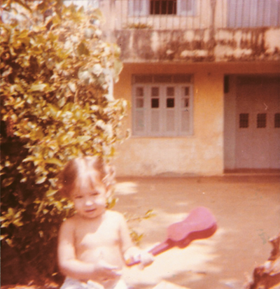 Na casa de uma tia em Salvador, com 1 ano, já chegada num violãozinho
