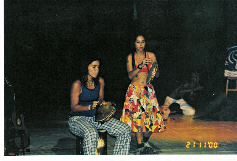 Em 2002, de top vermelho, na Universidade Federal da Bahia, estudando os ritmos do pandeiro