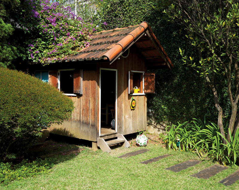 A casa de bonecas das crianças foi projetada pelo arquiteto e amigo da família Carlos Motta