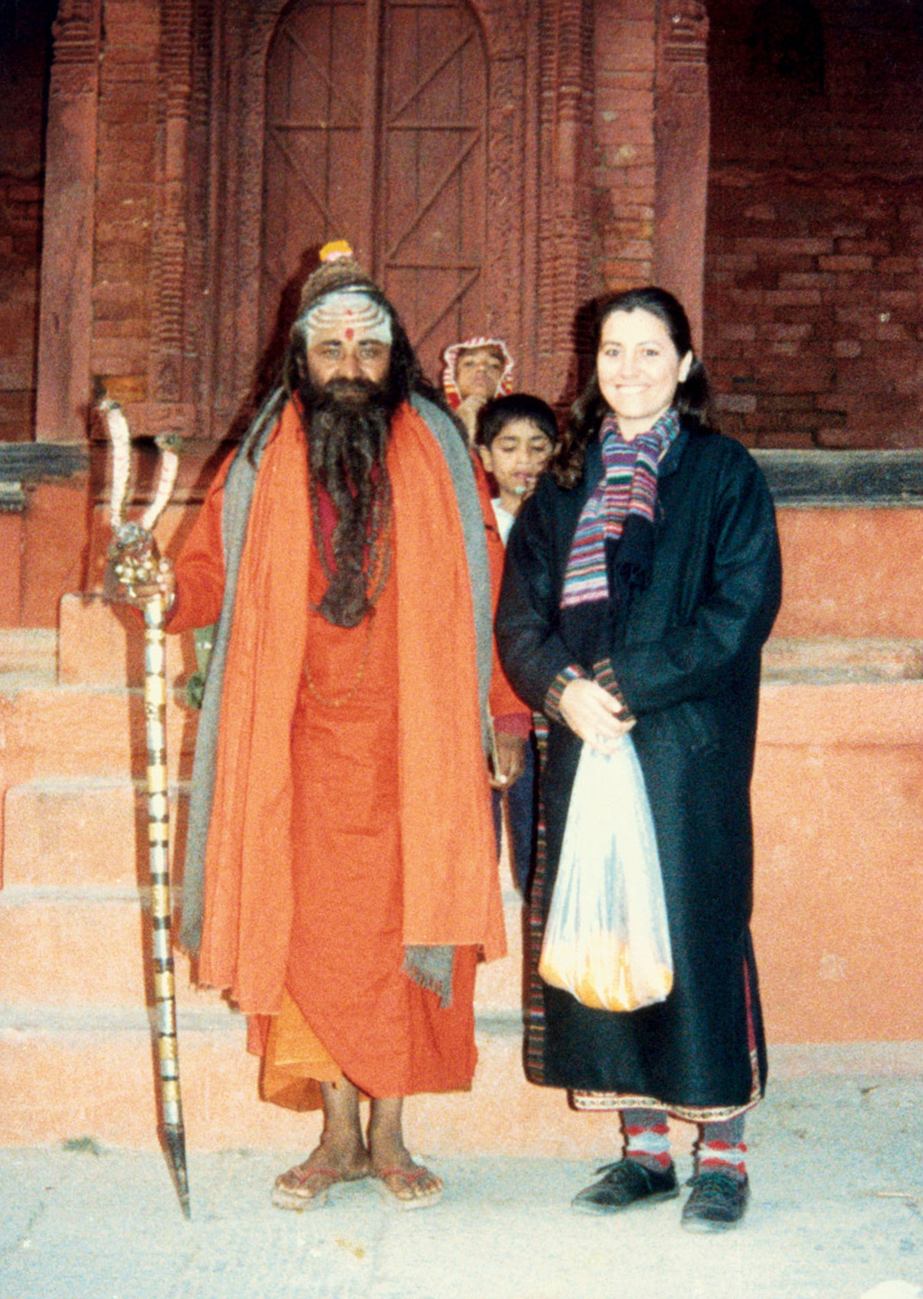 Na Índia, em 1987, aos 29 anos, ao lado de um “homem santo”