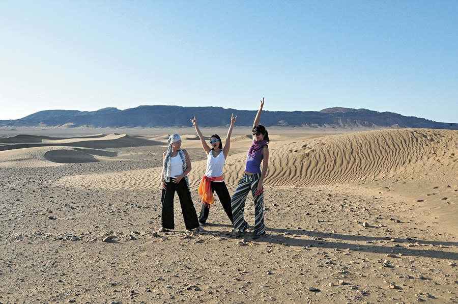 Letícia, Carla e Carol atravessando o deserto do Saara