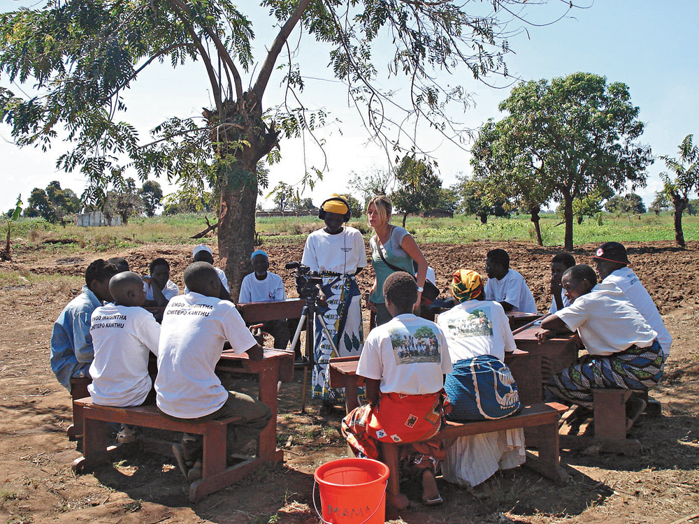 Em Mphunga, ensinando os aldeões a filmar