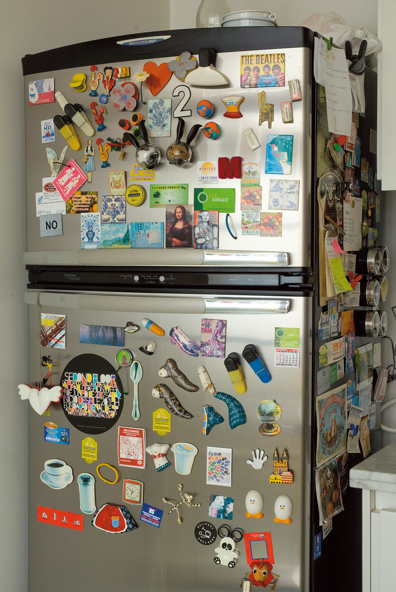 Marina coleciona ímãs de geladeira há 16 anos. Cada lugar que visita vale um ímã de lembrança