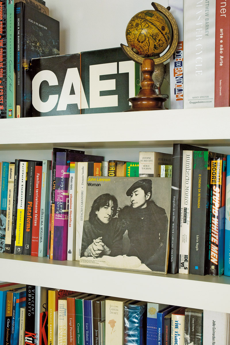 Caetano Veloso, John Lennon e Yoko Ono são os ídolos de Marina. Os livros do casal ficam na mesma estante, sem divisão e sem ordem alfabética