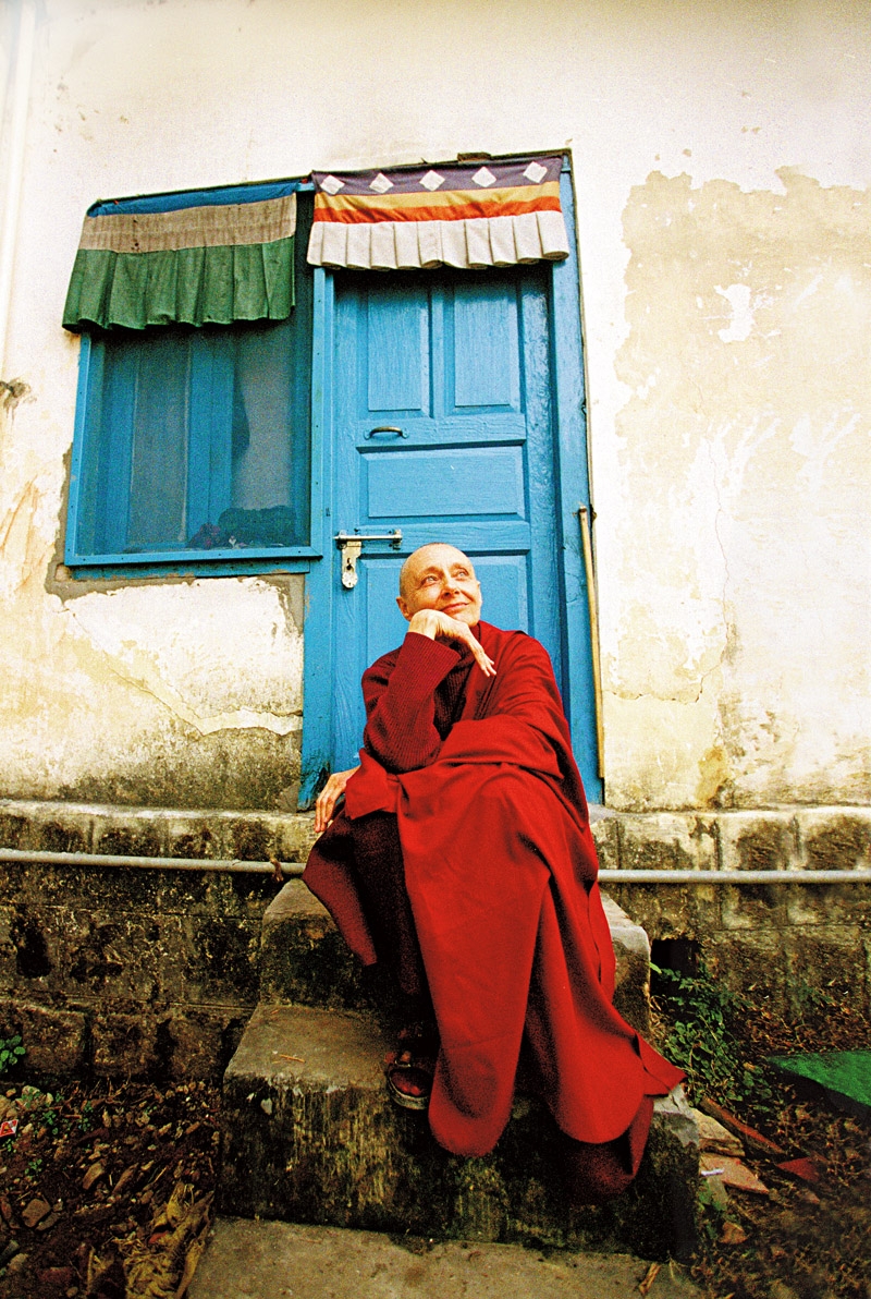 Tenzin Palmo na Índia, em julho de 2005; na outra pág., descansando do lado de fora da caverna onde viveu por 12 anos