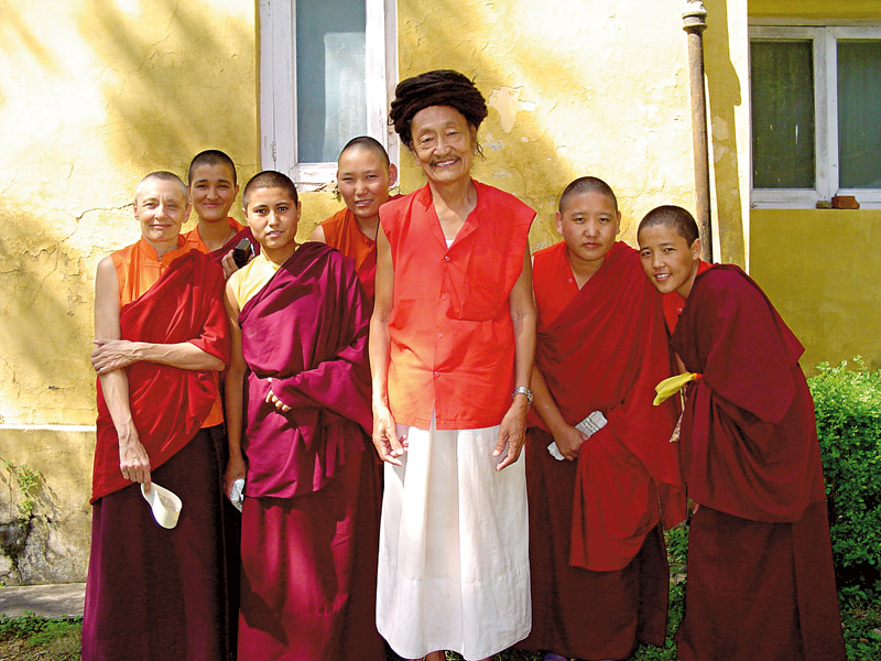 Tenzin com as monjas seniores de seu monastério, o DGL, na Índia, em 2004