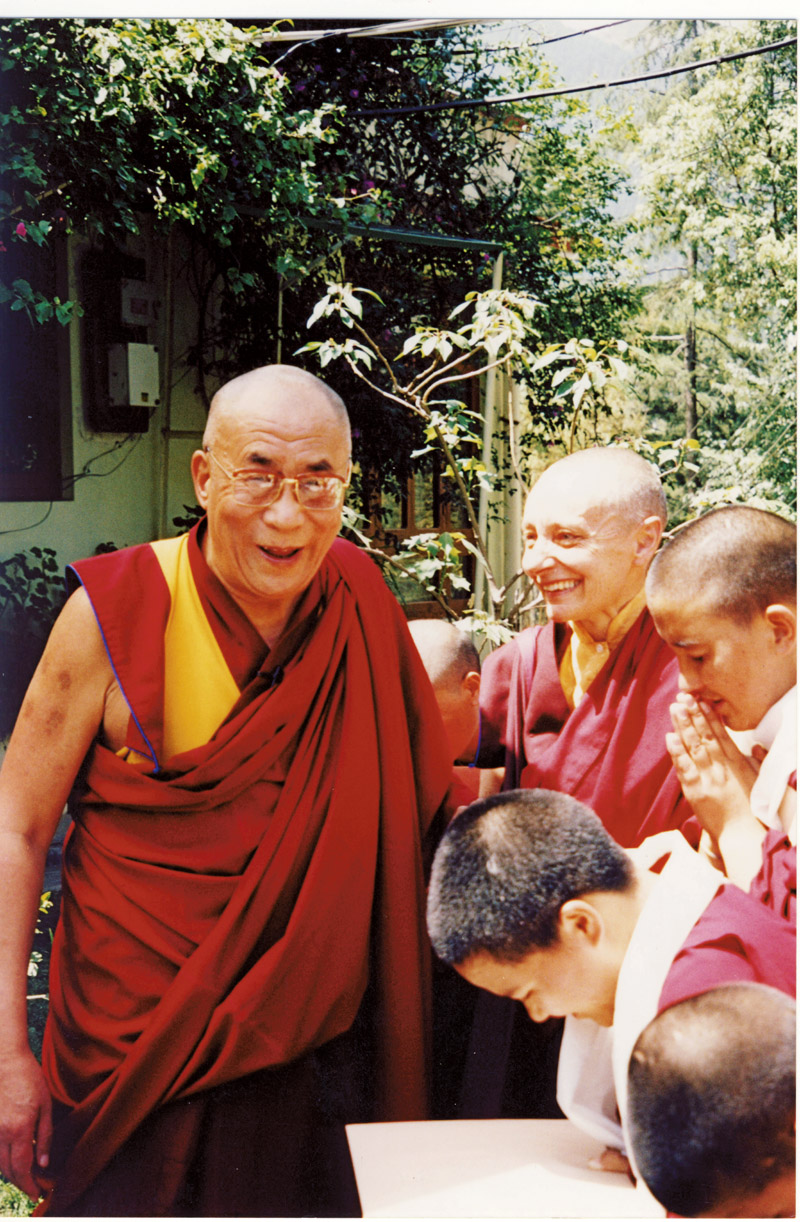 Tenzin recebe a visita de sua santidade, dalai-lama, em 2002