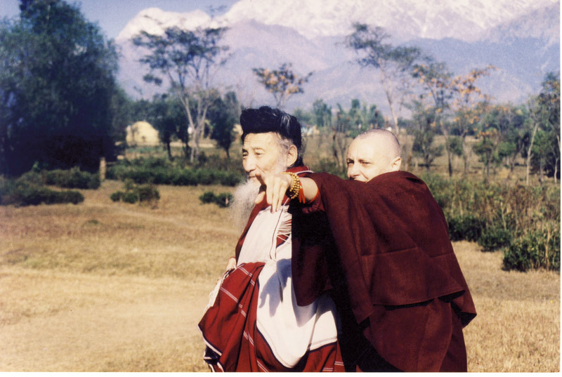 Togden Amtin e Tenzin nas terras do DGL. Os togdens representam a elite dos meditadores