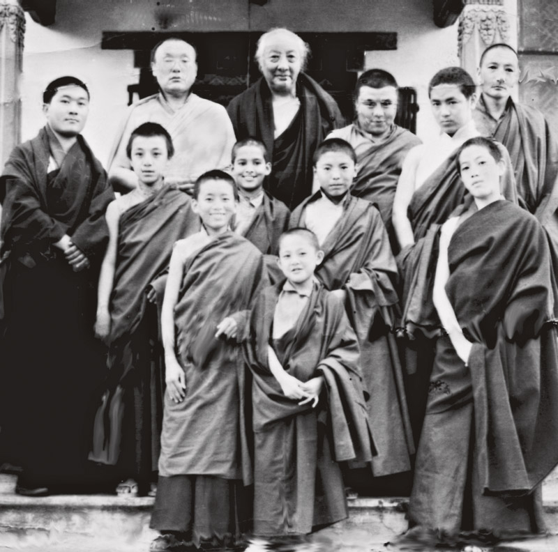 De óculos, em pé, Khamtrul Rinpoche, que iniciou Tenzin como monja budista aos 21 anos